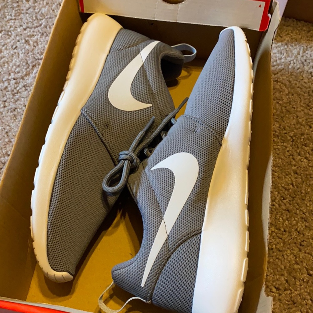 Nike women’s roshe run new